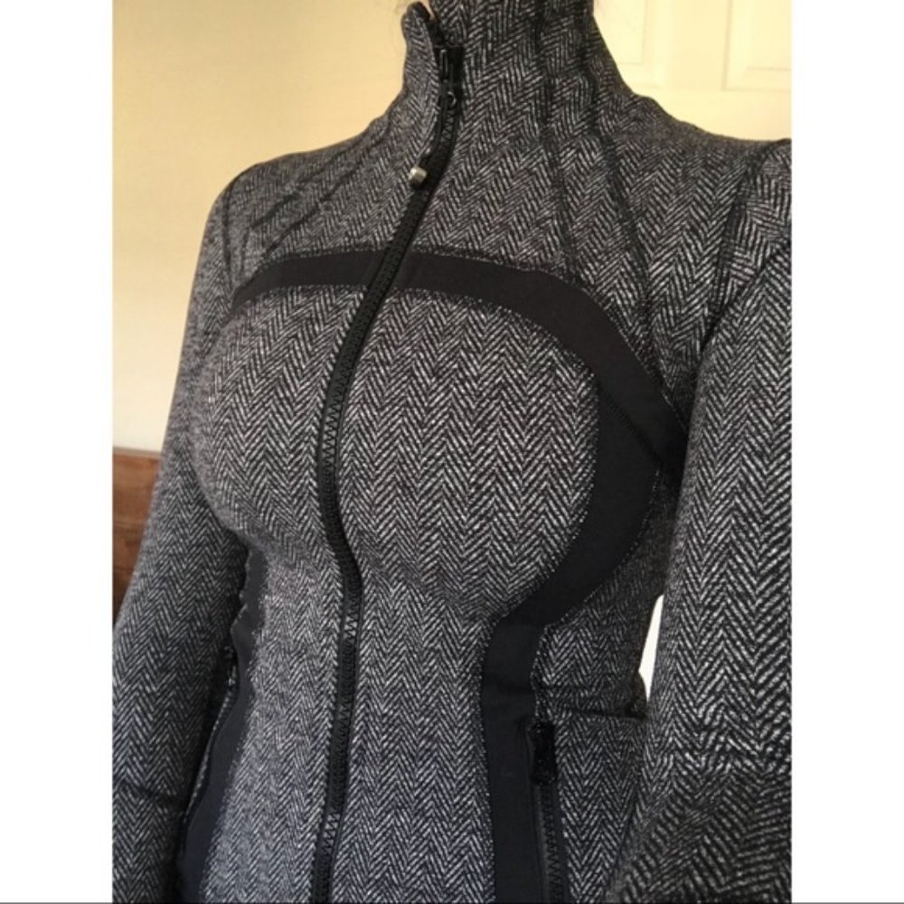 The coziest LULULEMON Define Herringbone Gray/Grey & black SOFT zip up jacket 10